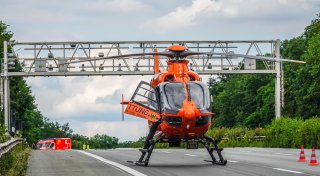 A2 bei Bielefeld nach schwerem Unfall gesperrt: Rettungshubschrauber im Einsatz
