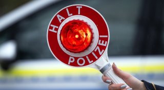 Dumm gelaufen: Bünderin hupt und drängelt - hinter einem zivilen Streifenwagen
