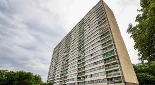 DHL traut sich nur in Begleitung in Problem-Hochhaus