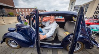 Mit vielen Fotos: Legendäre Oldtimer erfreuen Bielefelder Autofans