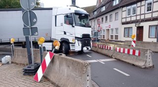 Weserbrücke in Höxter wieder frei: Festgefahrener Lkw aus Betonschikanen befreit