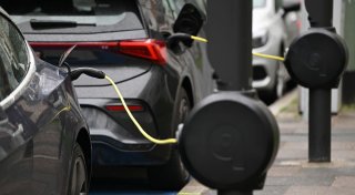 Acht von zehn E-Autofahrern finden Stromer alltagstauglich