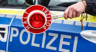 Flucht vor Polizei-Kontrolle im Kreis Gütersloh - Fahranfänger rammt Streifenwagen