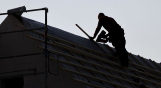 Gewerkschaft: Deutlich mehr Geld für Dachdecker