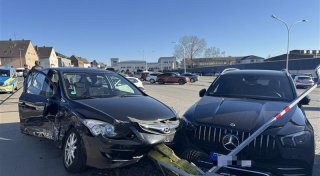 Unfall in Bielefeld: Frau bei heftigem Zusammenstoß schwer verletzt