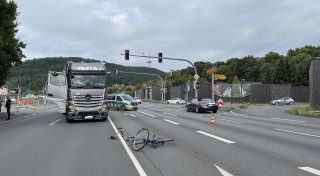 Tödlicher Unfall: Senior trat wohl unvermittelt bei Rot auf die Bundesstraße