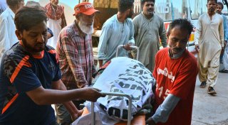 Laster in Pakistan stürzt in Schlucht - 14 Tote
