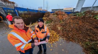 Stadt reagiert auf lange Wartezeiten: Extra-Laubsammlung soll Bielefelder Wertstoffhöfe entlasten