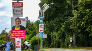 Wahlkampfwahnsinn in Herford: Laterne bis oben hin voll mit Wahlplakaten
