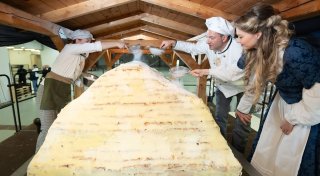 Dresdner Stollenbäcker setzen XXL-Striezel zusammen