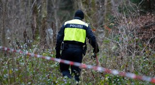 Polizei sucht mit Foto nach Hinweisen zu toter Frau in Wald