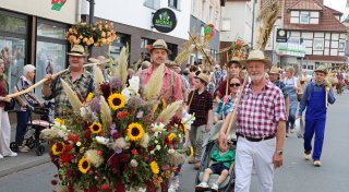 Mit vielen Fotos: Festumzug beim Delbrücker Katharinenmarkt begeistert Tausende