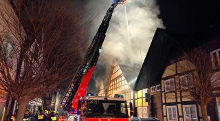 19 Stunden: Dachstuhlbrand in der Holzmindener Innenstadt ist gelöscht