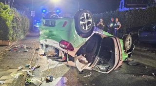 Firmenfahrzeug landet bei Unfall in Brakel auf dem Dach