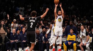 NBA-Star Stephen Curry wirft irren Dreier