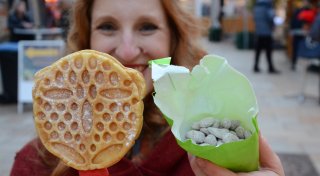 Lübbecker Weihnachtsmarkt 2025 eröffnet: So viel kosten Glühwein, gebrannte Mandeln und Co.