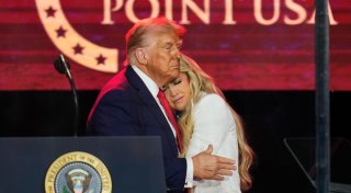 Kirks Witwe an Trumps Brust