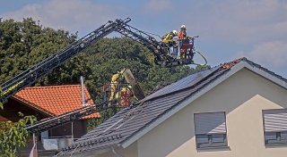 Dachstuhlbrand bei Steinheim: Feuerwehrleute nach Stromschlag in Krankenhaus