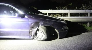 Mit gestohlenem BMW unterwegs: Fahrerflucht nach Unfall auf B 239 in Herford