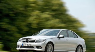 Strahlend mit Schatten: Die Mercedes C-Klasse beim Tüv