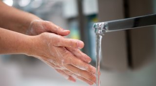 Viele waschen ihre Hände immer noch häufiger als vor Corona