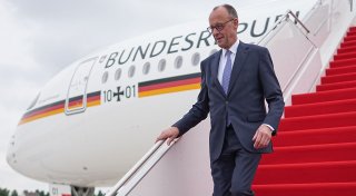 Erste Kanzlerreise: Neustart in Paris - Ärger in Warschau
