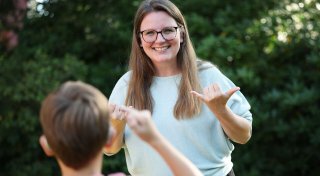 Trotz Technik: Gebärdensprache ist wichtig für taube Kinder