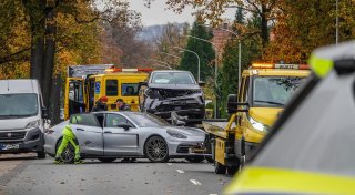 Verletzte Kinder: Bielefelder Porschefahrer fährt in fließenden Verkehr und wird von Familienauto