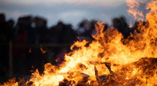 Unfall mit Osterfeuer? Diese Versicherungen zahlen