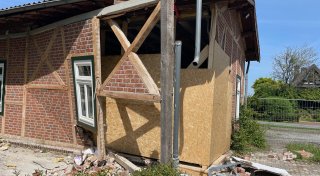 Preußisch Oldendorfer (17) kracht mit Auto gegen Hausfassade