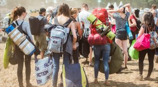 Festivalgepäck tragen: So geht's rückenfreundlicher