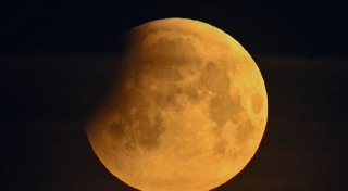 Darum ist der Mond trotz Finsternis heute nicht unsichtbar