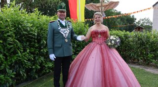 Neuenbekens Königin verzückt in Kirschrot