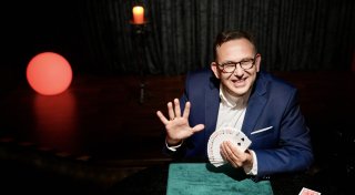 Im Video: Bielefelder Magier zeigt drei verblüffende Zaubertricks