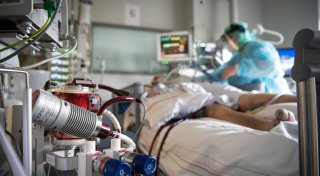 Tod eines Corona-Patienten: Totschlag-Prozess gegen Detmolder Arzt wird fortgesetzt