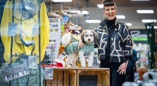 Kurios: Hunde-Models präsentieren Vierbeiner-Mode in Bielefelder City
