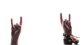 Metalfans nehmen nasses Infield in Wacken ein