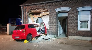 Riesenschreck für 44-Jährige in Geldern: Auto kracht in ihr Schlafzimmer