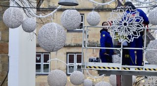 Kugeln über der Bielefelder Altstadt: So sieht die neue Winterbeleuchtung aus