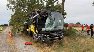 Reisebus mit Senioren kommt von Straße ab - sechs Verletzte