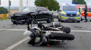 Zwei Personen nach Unfall auf B64 bei Paderborn in Lebensgefahr