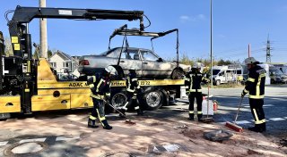 Unfall in Bielefeld: 86-jähriger Mercedes-Fahrer kollidiert beim Abbiegen mit Lkw