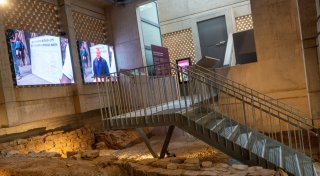 Archäologisches Fenster eröffnet, Ärger über KI-Bild und Promi-Paar zieht um