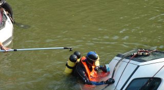 Autos, Pornos und teurer Schmuck: Was Lemgos Feuerwehrtaucher alles aus dem Wasser holen