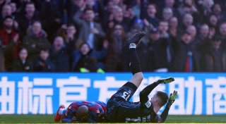 Brutales Foul in England: Torwart trifft Ex-Mainzer am Kopf