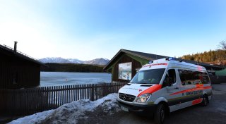 Mehr als ein Dutzend Menschen brechen in vereisten See ein