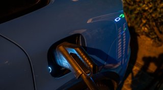 Rechnen, dann reisen: E-Auto und Verbrenner im Vergleich