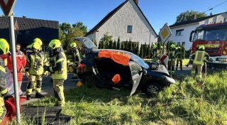 Schwerer Unfall in Rödinghausen: Zwei Verletzte nach Kollision im Kurvenbereich