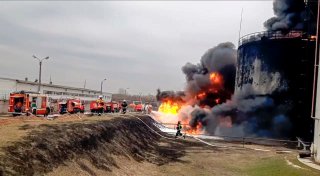 In Russland steht erneut große Raffinerie in Brand
