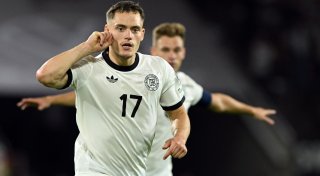 Florian Wirtz bekommt Trophäe als Fußballer des Jahres